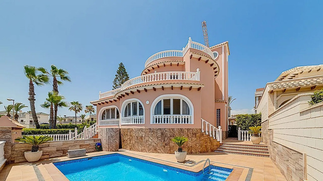 Mediterranean style villa by the sea in Cabo Roig - 24